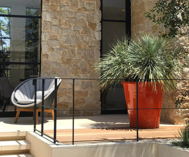 置き場所に合わせて選びたい植木鉢の形や重さ