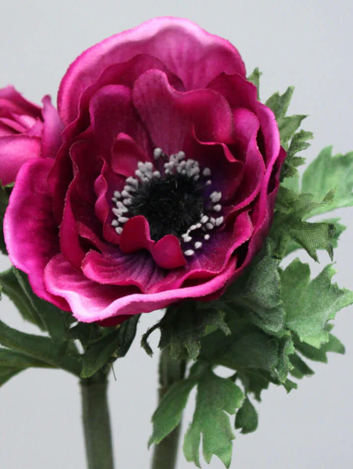 造花をインテリアで活用する魅力とは?手軽さと美しさを解説